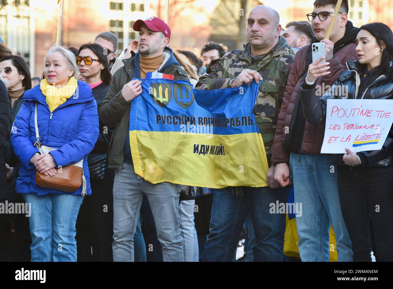 Straßburg, Frankreich. Februar 2024. Demonstration zur Unterstützung der Ukraine, die seit dem 4. Februar 2022 von Russland einmarschiert wurde. Die Ukraine befindet sich seit zwei Jahren im Krieg, und Straßburg hat eine Reihe von Aktionen erlebt, um die Invasion zu stoppen. Rund 500 Menschen marschierten vom russischen Konsulat zum Straßburger Dom. Botschafter Borys Tarasyuk, ständiger Vertreter der Ukraine im Europarat, ergreift das Wort. 24. Februar 2024 in Straßburg im Nordosten Frankreichs. Foto: Nicolas Roses/ABACAPRESS.COM Credit: Abaca Press/Alamy Live News Stockfoto