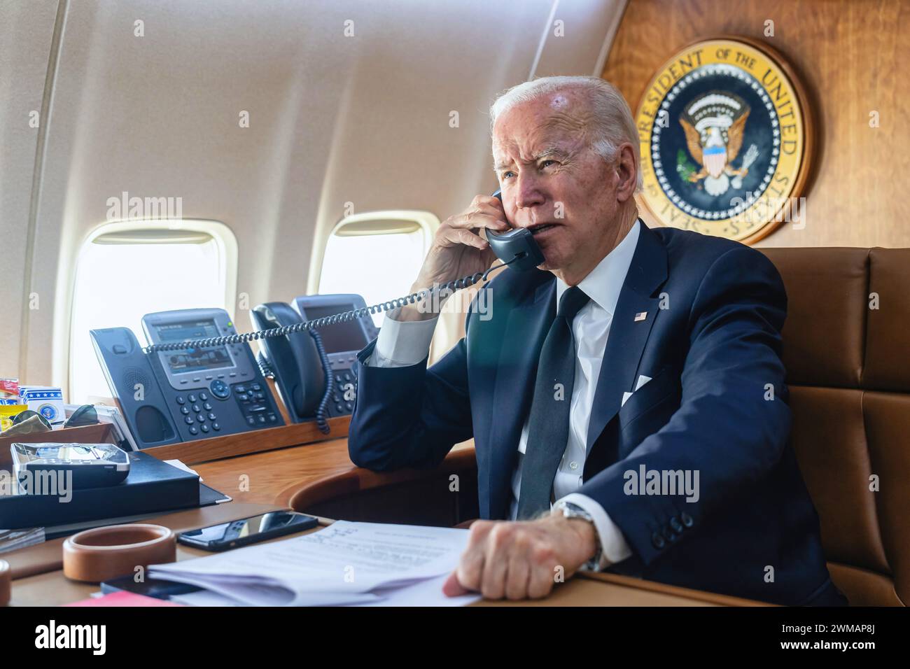 Washington DC, USA – Oktober 31 2022: Joe Biden telefoniert an Bord des Präsidentenflugzeugs Air Force One Stockfoto
