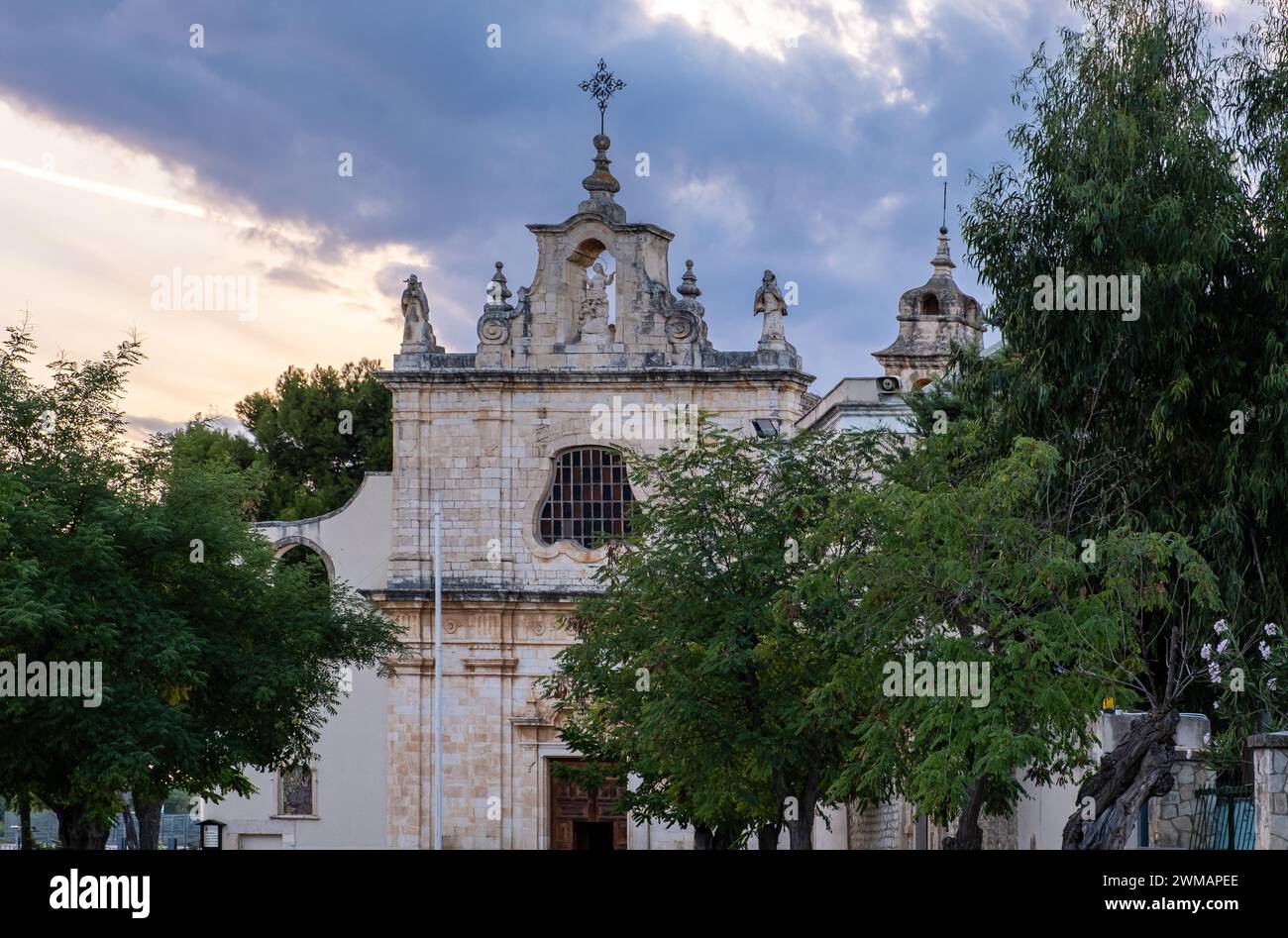 Heiligtum des Seligen Giacomo ( Santuario del Beato Giacomo) in der mittelalterlichen Stadt Bitetto, Provinz Bari, Region Apulien (Apulien), Süditalien, EU Stockfoto Heiligtum des Seligen Giacomo ( Santuario del Beato Giacomo) in der mittelalterlichen Stadt Bitetto, Provinz Bari, Region Apulien (Apulien), Süditalien, EU Stockfoto