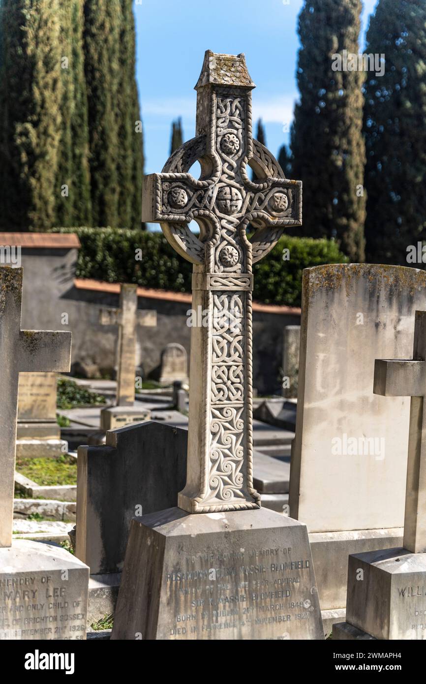 Keltisches Kreuz auf einem Grab im Cimitero Evangelico agli Allori (evangelischer Friedhof bei Lorbeeren), Galluzzo Viertel von Florenz, Toskana, Italien Stockfoto