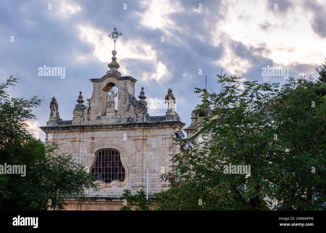 Heiligtum des Seligen Giacomo ( Santuario del Beato Giacomo) in der mittelalterlichen Stadt Bitetto, Provinz Bari, Region Apulien (Apulien), Süditalien, EU Stockfoto Heiligtum des Seligen Giacomo ( Santuario del Beato Giacomo) in der mittelalterlichen Stadt Bitetto, Provinz Bari, Region Apulien (Apulien), Süditalien, EU Stockfoto