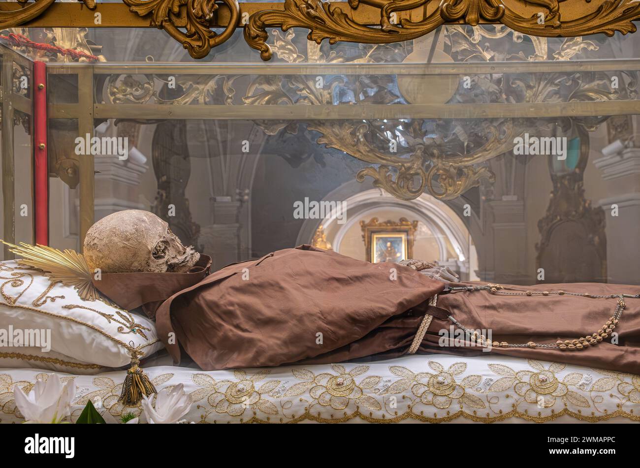 Unverdorbener Körper (XV Jahrhundert) des Seligen Giacomo im Heiligtum in der mittelalterlichen Stadt Bitetto, Provinz Bari, Region Apulien (Apulien), Italien, September Stockfoto Unverdorbener Körper (XV Jahrhundert) des Seligen Giacomo im Heiligtum in der mittelalterlichen Stadt Bitetto, Provinz Bari, Region Apulien (Apulien), Italien, September Stockfoto