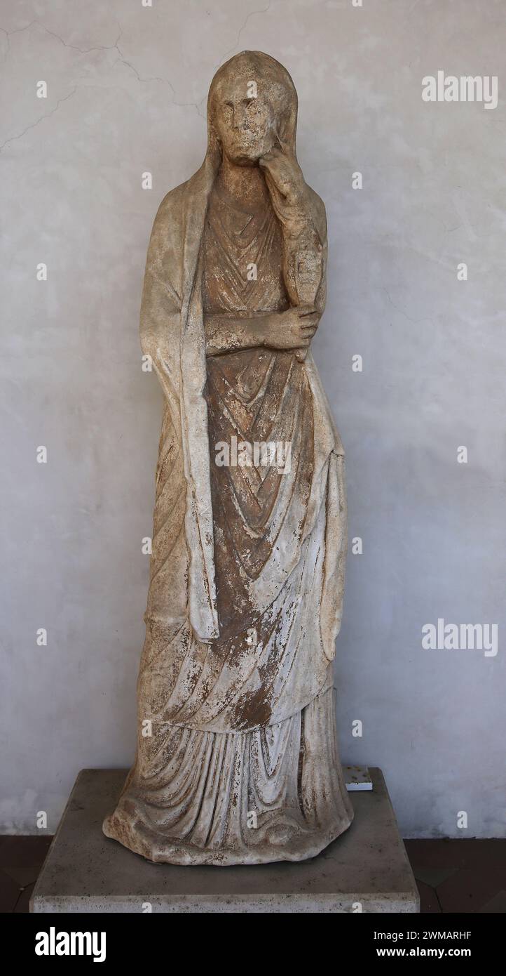 Statue einer Frau mit Schleier und Sistrum. Marmor. 3. Jahrhundert. Rom. Settecamini. Nationales Römisches Museum (Diokletianbäder). Rom. Italien. Stockfoto