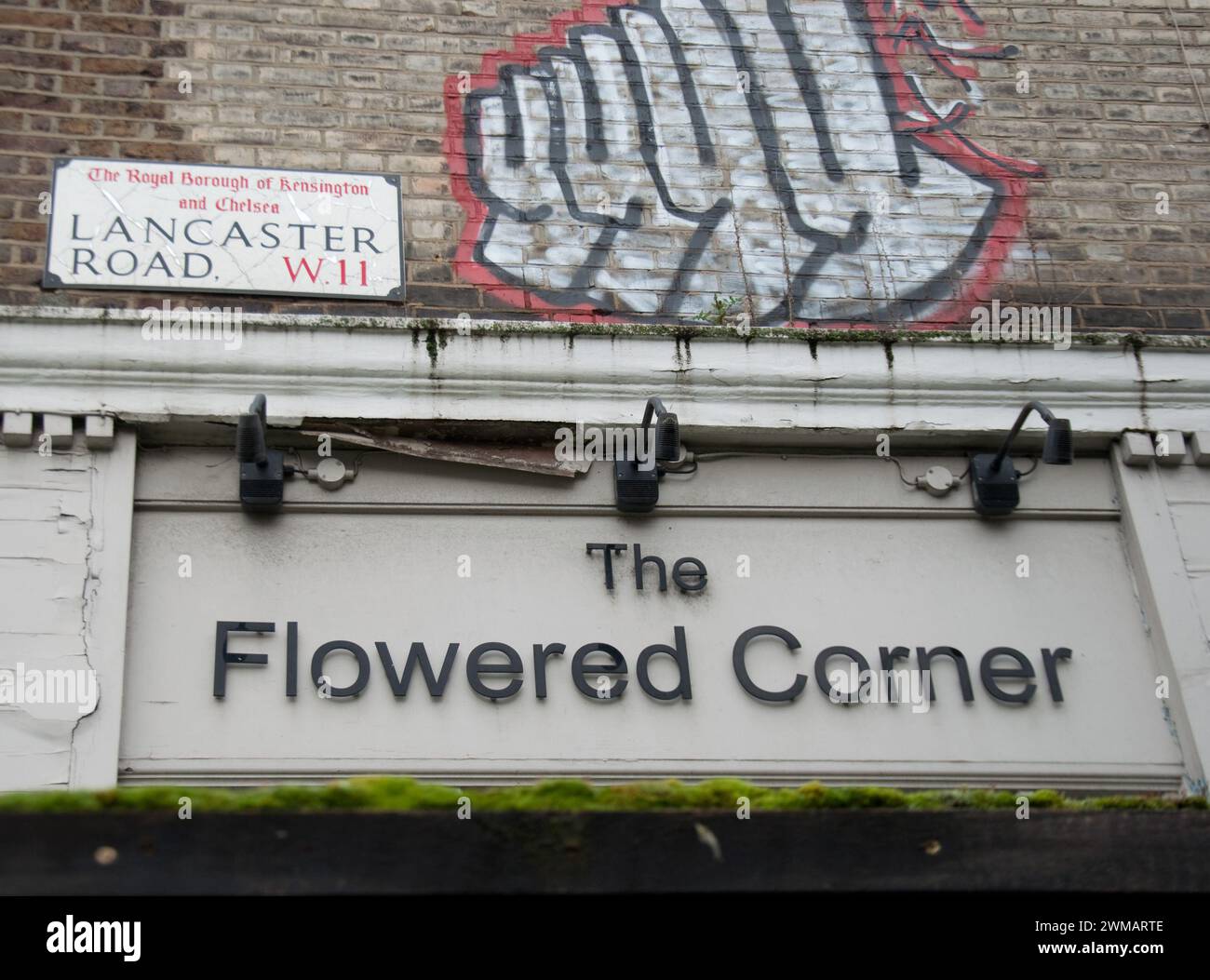 Der Blumenladen Corner Flower, Lancaster Road, Notting Hill, Royal Borough of Kensington und Chelsea; London, Großbritannien; Graffitti Stockfoto