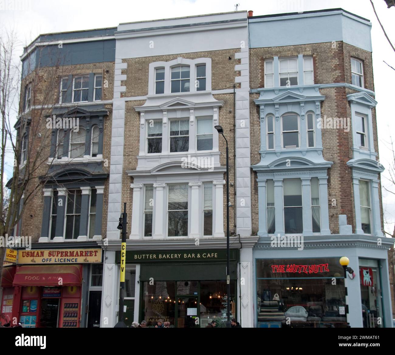 Attraktive Gebäude, Notting Hill, Royal Borough of Kensington und Chelsea; London, Großbritannien. Geschäfte im Erdgeschoss. Stockfoto