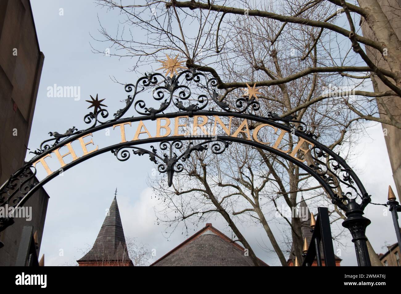 Das Tabernacle ist ein denkmalgeschütztes Gebäude am Powis Square, Notting Hill, West London, England, das 1887 als Kirche erbaut wurde. Stockfoto