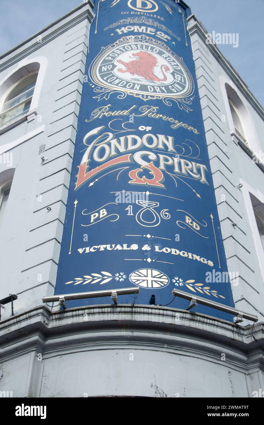 Werbung für alkoholische Getränke, Portobello Road, Notting Hill, Royal Borough of Kensington und Chelsea, London, UK, Gebäude im viktorianischen Stil; Stockfoto