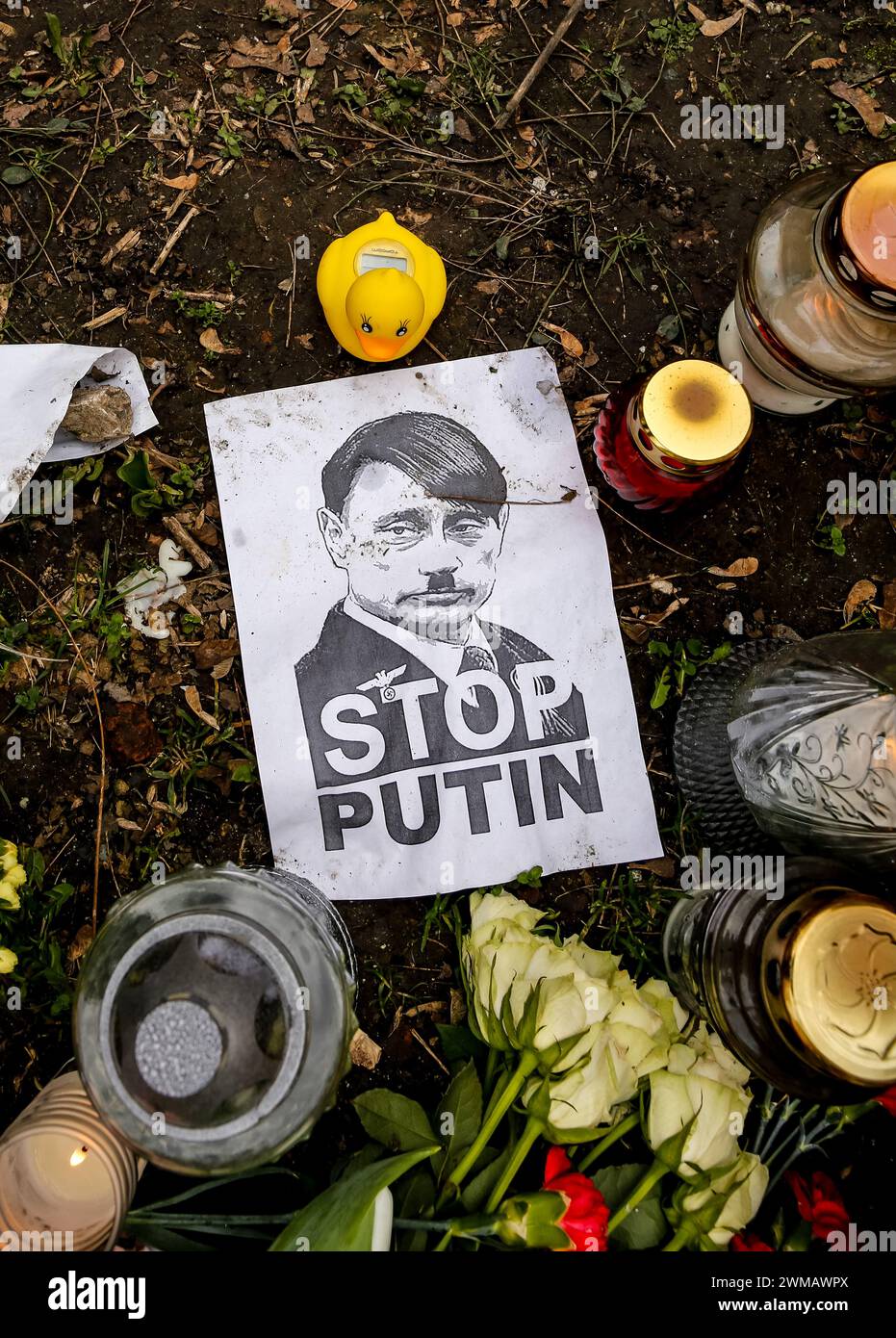 Krakau, Polen. Februar 2024. Wladimir Putins Porträt Adolf Hitler ist während der Demonstration vor dem russischen Konsulat in Krakau zu sehen. Am zweiten Jahrestag der Invasion der russischen Armee auf die Ukraine fand auf dem Alten Marktplatz in der Altstadt von Krakau ein marsch zur Unterstützung und gewerkschaft statt. Der marsch zielt darauf ab, die Einheit des ukrainischen polnischen Volkes zu demonstrieren und die Unterstützung der russischen und weißrussischen Opposition gegenüber dem ukrainischen Kampf zu zeigen. Quelle: SOPA Images Limited/Alamy Live News Stockfoto