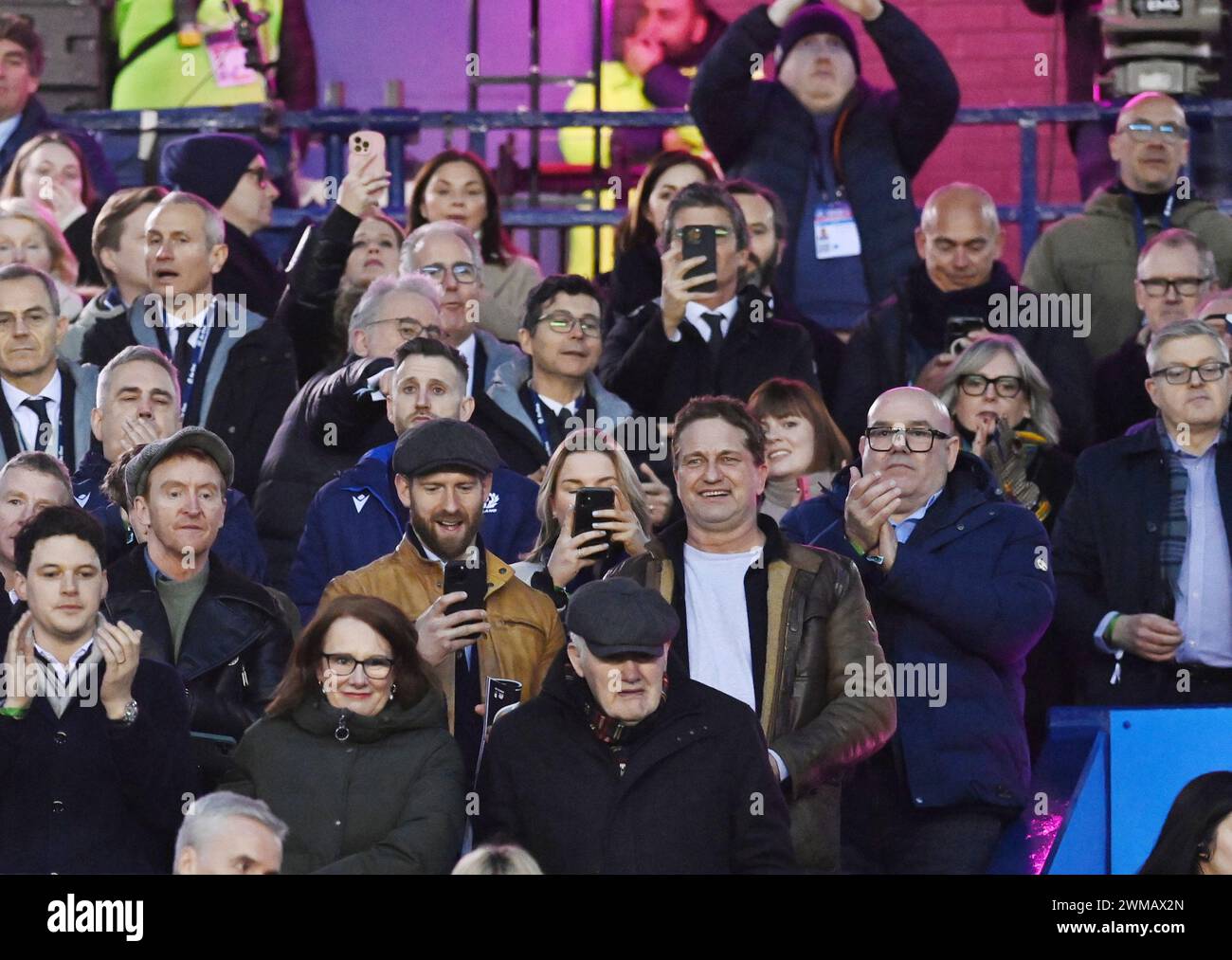Scottish Gas Murrayfield Stadium. Edinburgh, Großbritannien. Februar 2024. UK.The Mens Guinness Six Nations Match Scotland vs England Hollywood Star schottischer Schauspieler Gerard Butler (White T Shirt) sieht sich das Rugby-Spiel Schottland-England an, während er eine Pause von den Dreharbeiten in Nordirland macht. Quelle: eric mccowat/Alamy Live News Stockfoto