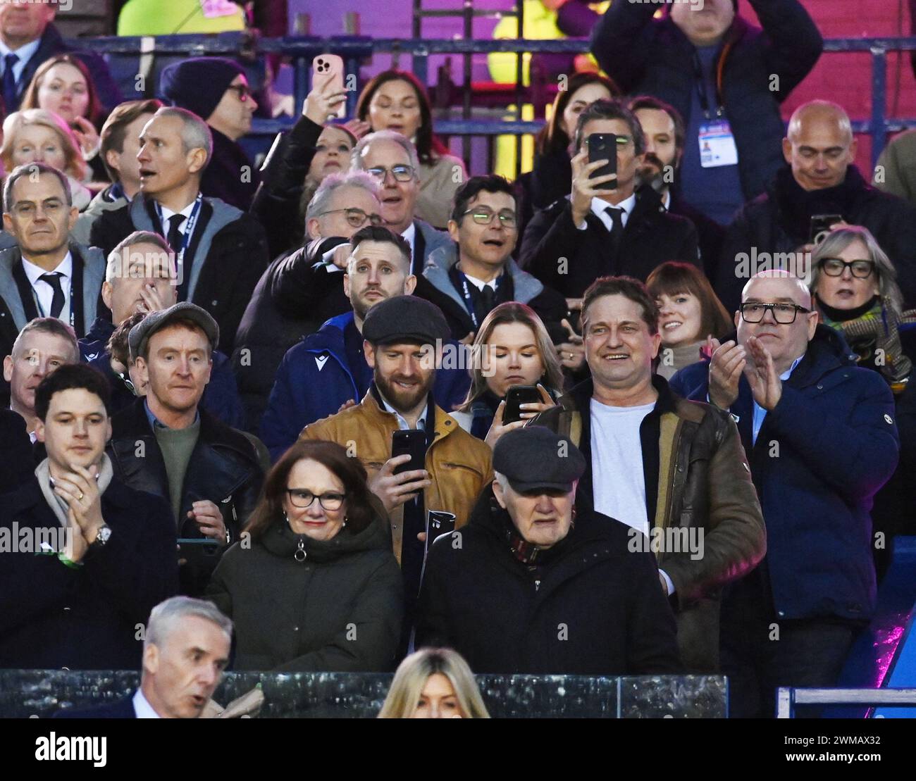 Scottish Gas Murrayfield Stadium. Edinburgh, Großbritannien. Februar 2024. UK.The Mens Guinness Six Nations Match Scotland vs England Hollywood Star schottischer Schauspieler Gerard Butler (White T Shirt) sieht sich das Rugby-Spiel Schottland-England an, während er eine Pause von den Dreharbeiten in Nordirland macht. Quelle: eric mccowat/Alamy Live News Stockfoto
