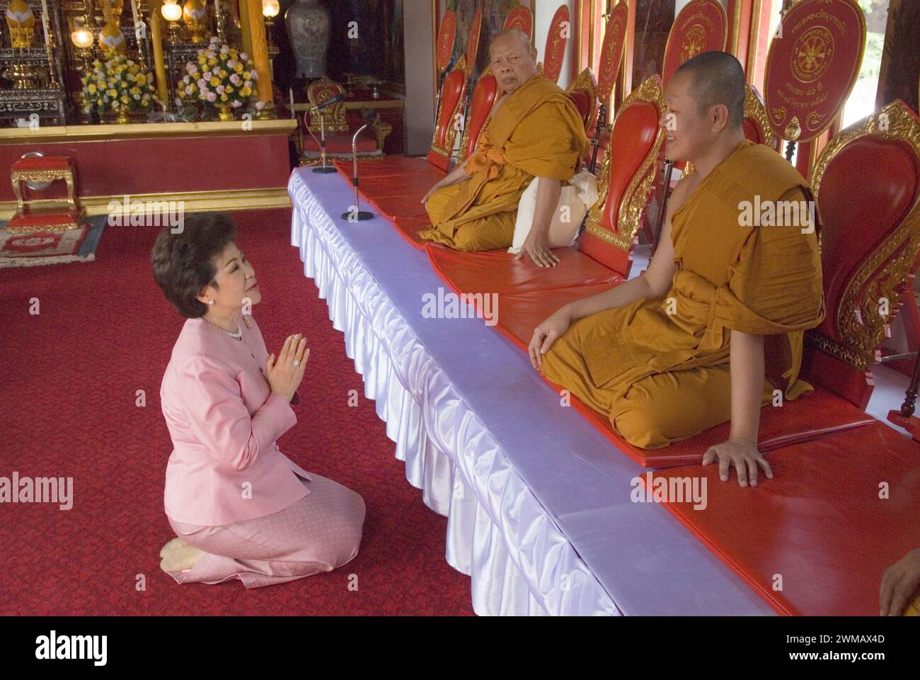 Buddhismus in Großbritannien, Frau mit buddhistischen Mönchen bei der jährlichen Feier der Gründung des buddhistischen Buddhapadipa Tempels in Wimbledon London SW19 England 24. Juni 2006 2000er Jahre UK HOMER SYKES Stockfoto
