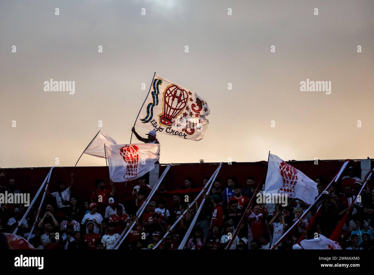 Buenos Aires, Argentinien. Februar 2024. Huracan-Fans wurden während des Spiels zwischen Huracan und San Lorenzo als Teil der Fecha 7 - Copa de la Liga Argentina de Futbol 2024 im Tomas Duco Stadium gesehen. Endpunktzahl: Huracan 0 - 0 San Lorenzo. (Foto: Roberto Tuero/SOPA Images/SIPA USA) Credit: SIPA USA/Alamy Live News Stockfoto