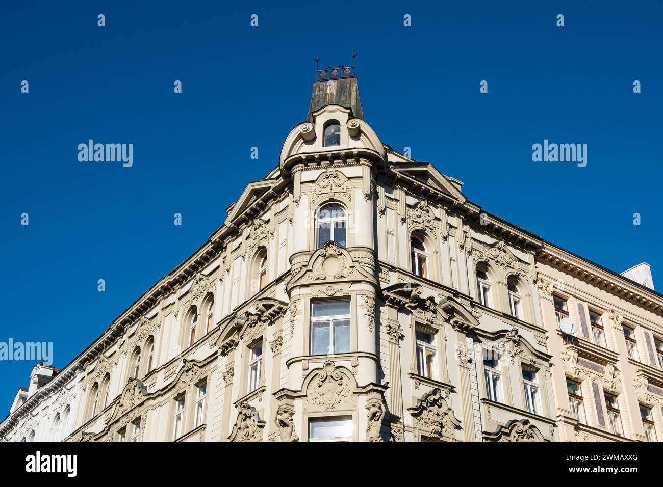 Historische Gebäudefassade eines rsidentila-Gebäudes in Prag , Stockfoto