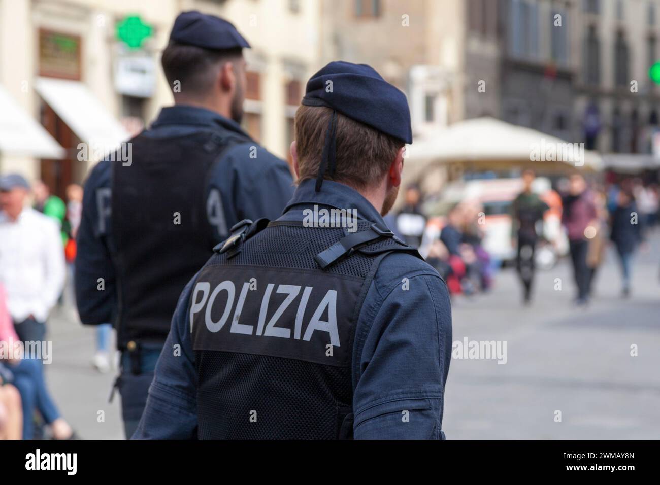 Florenz, Italien - 02. April 2019: Polizisten in Weste in der Nähe einer Kathedrale. Stockfoto