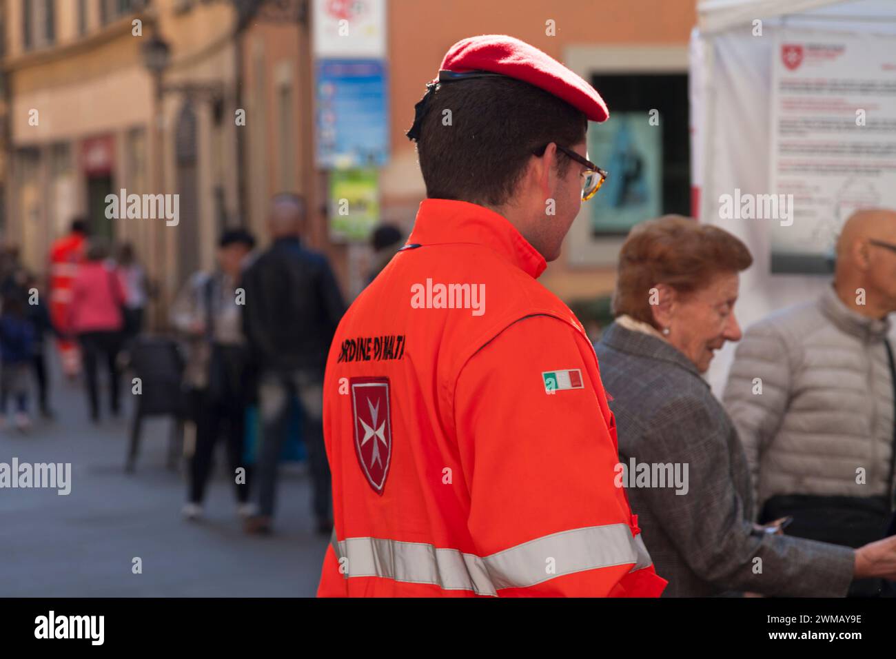 Pisa, Italien - März 31 2019: Mitglied des Malteserordens, einer katholischen Laienordenschaft, traditionell militärischer, ritterlicher und edler Art. Stockfoto
