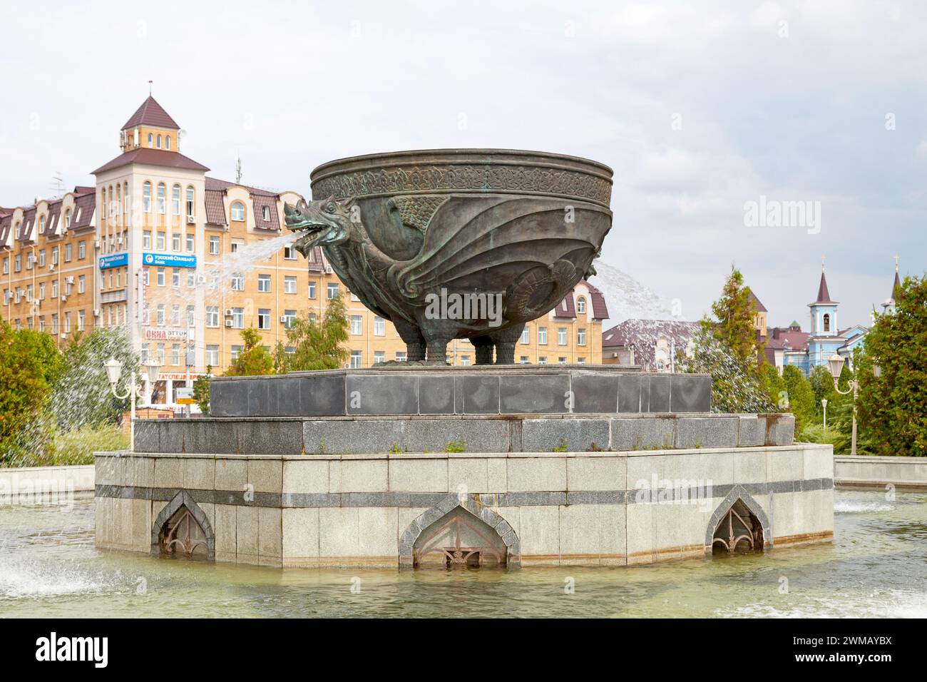 Kasan, Russland - 13. Juli 2018: Brunnen in der Mitte des Kazan Millennium Park (russisch Парк Тысячелетия Казани). Der Brunnenrepresant A Zilant (Rus Stockfoto