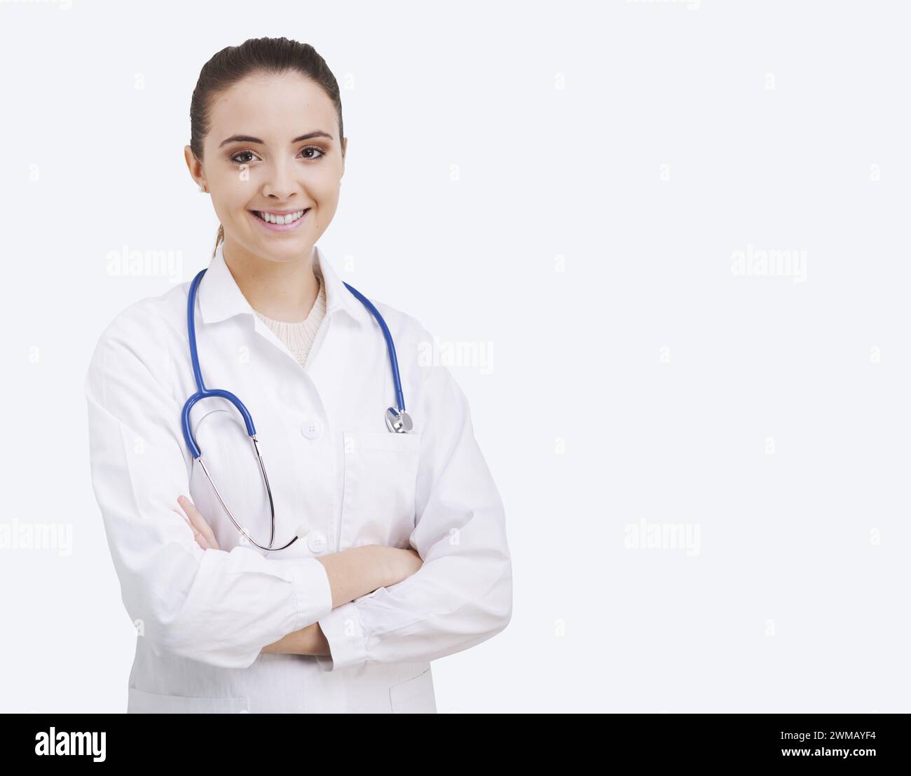 Porträt einer jungen Ärztin, die in die Kamera lächelt, medizinische Betreuung und Gesundheitskonzept Stockfoto