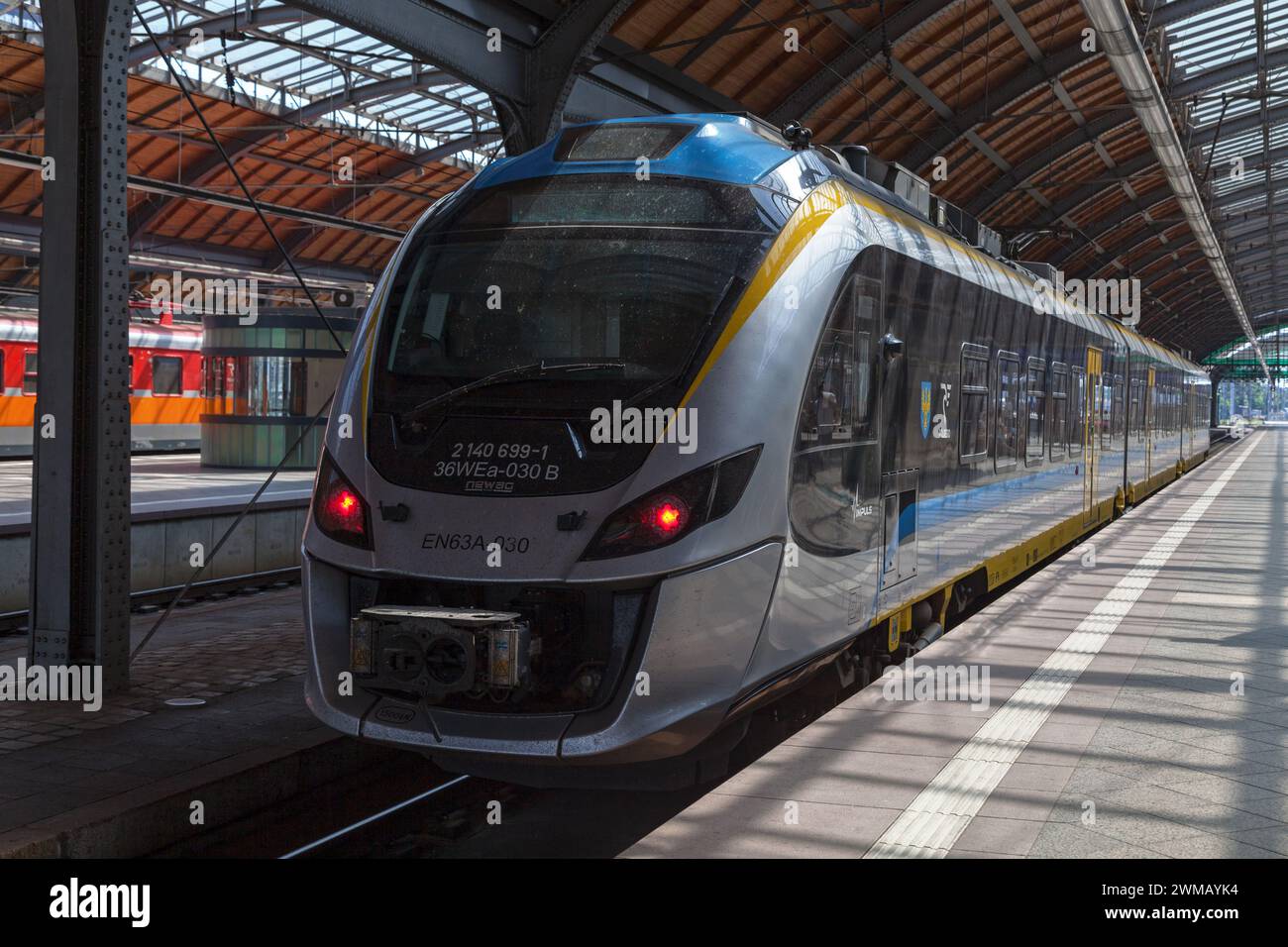 Breslau, Polen – 05. Juni 2019: Der Zug Newag Impuls wird von POLREGIO am Bahnhof Wrocław Główny betrieben. Stockfoto