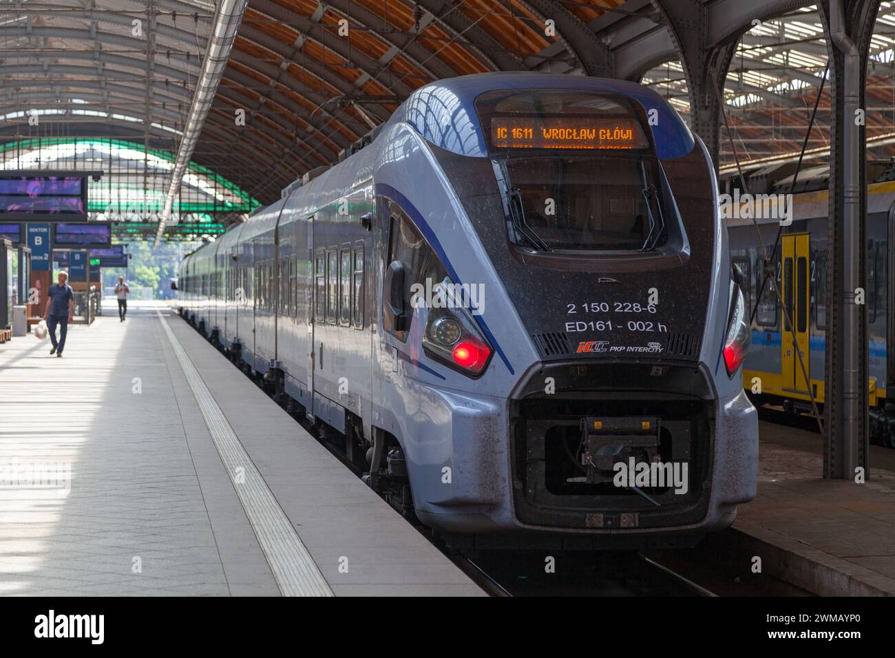 Breslau, Polen – 05. Juni 2019: Pesa Dart-Zug von PKP Intercity am Bahnhof Wrocław Główny. Stockfoto
