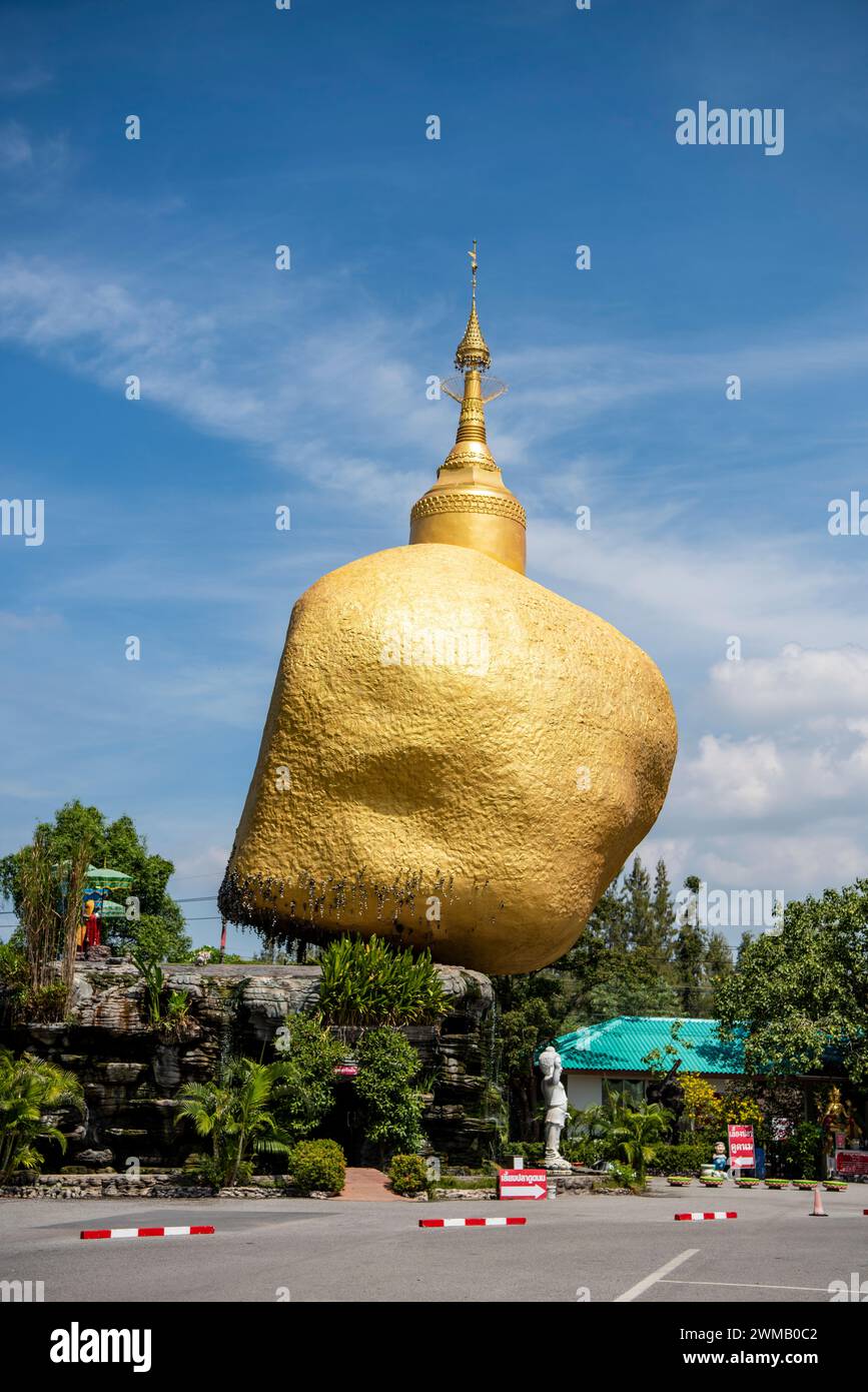 Ein goldener Steinschrein im Wat Saman Rattanaram in der Stadt Mueang Chachoengsao in der Provinz Chachoengsao in Thailand. Thailand, Chachoengsao, Novem Stockfoto