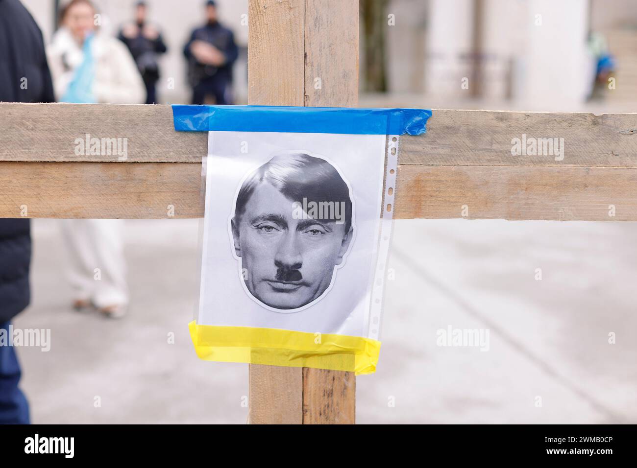 Ljubljana, Slowenien. Februar 2024. Eine Montage eines Bildes des russischen Präsidenten Wladimir Putin, der wie Adolf Hitler aussieht, wird auf einem ukrainischen orthodoxen Kreuz bei einem marsch zur Unterstützung der Ukraine am zweiten Jahrestag der russischen Invasion in der Ukraine in Ljubljana gesehen. Der marsch wurde von der ukrainischen Gemeinschaft in Slowenien und der ukrainischen Botschaft in Slowenien organisiert. Quelle: SOPA Images Limited/Alamy Live News Stockfoto
