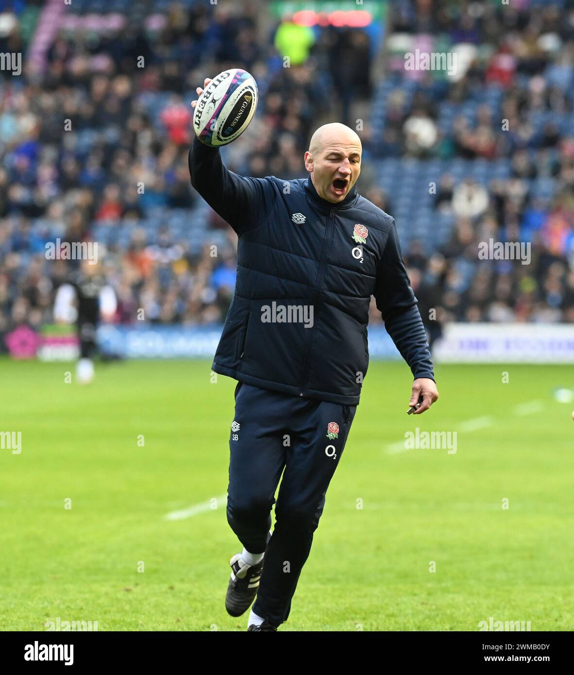 Scottish Gas Murrayfield Stadium. Edinburgh, Großbritannien. Februar 2024. UK. Die Herren Guinness Six Nations spielen Schottland gegen England England Cheftrainer Steve Borthwick vor dem Spiel warm Up. Quelle: eric mccowat/Alamy Live News Stockfoto