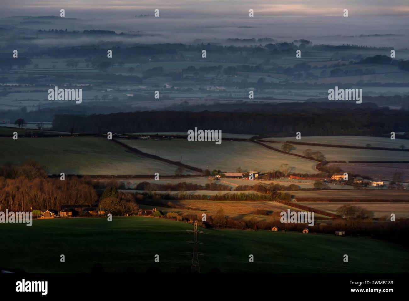 Brighton, 25. Februar 2024: Sunrise over the Weald of Sussex, gesehen vom Devil's Dyke, im South Downs National Park This Morning Credit: Andrew Hasson/Alamy Live News Stockfoto