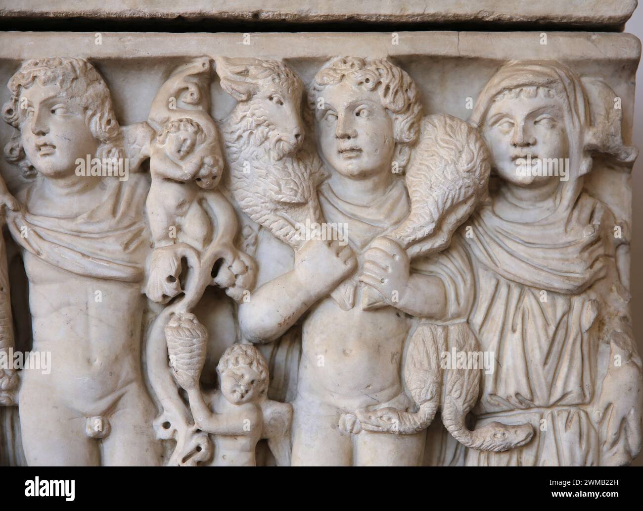 Sarkophag. Der betrunkene Dionysos wird von einem Satyr und den Jahreszeiten aufgehalten. Marmor. 4. Jahrhundert n. Chr. Angaben zu Landwirten. Unbekannte Herkunft. Nationales Römisches Museum Stockfoto