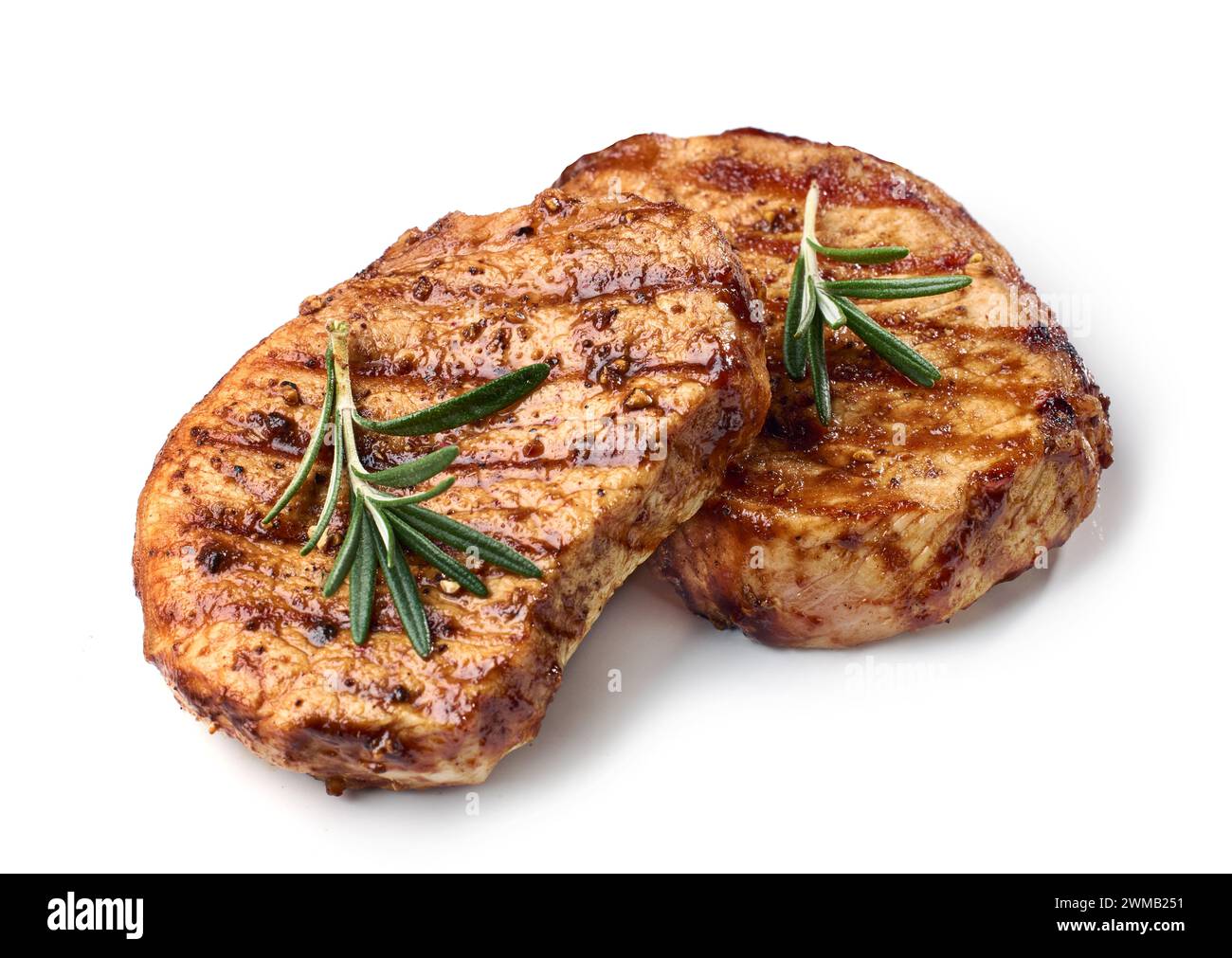 Frisch gegrilltes saftiges Steak mit Rosmarin und Gewürzen auf weißem Hintergrund Stockfoto