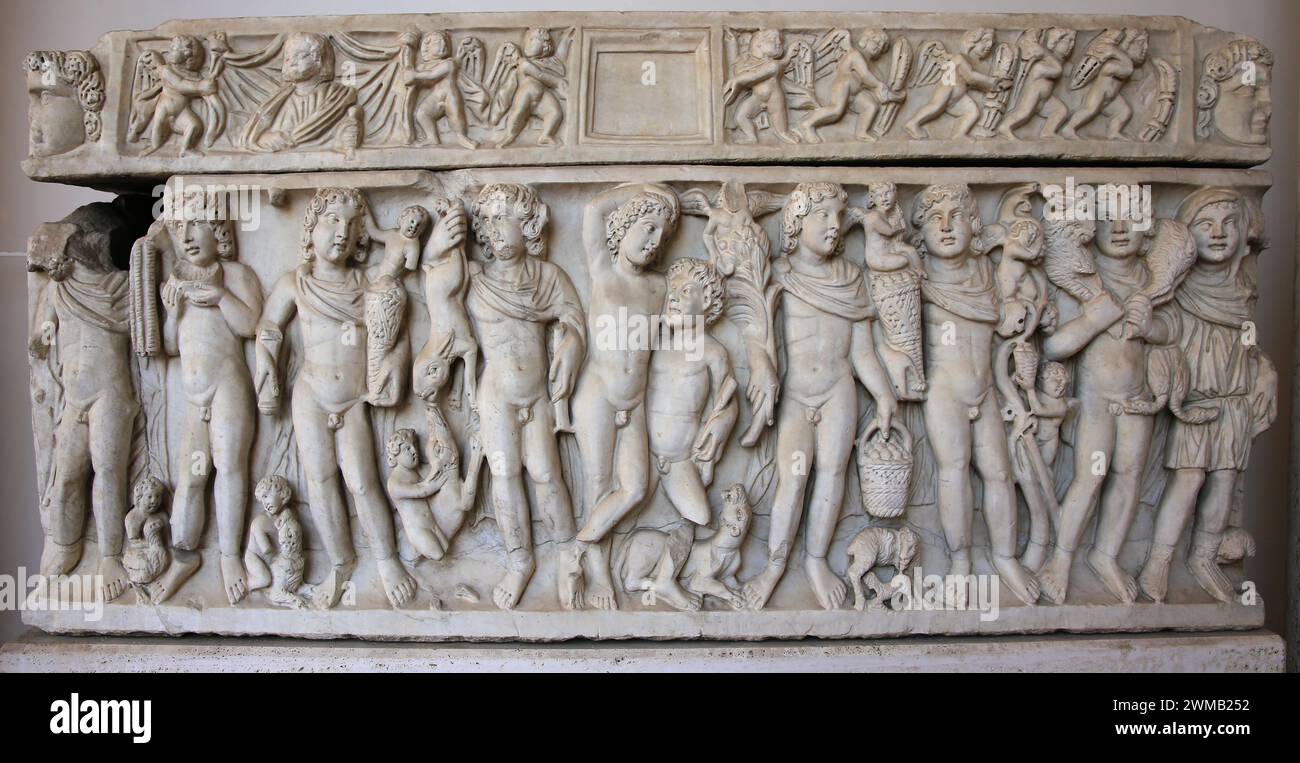 Sarkophag. Der betrunkene Dionysos wird von einem Satyr und den Jahreszeiten aufgehalten. Marmor. 4. Jahrhundert n. Chr. Unbekannte Herkunft. Nationales Römisches Museum ( Dioklethäuser Stockfoto