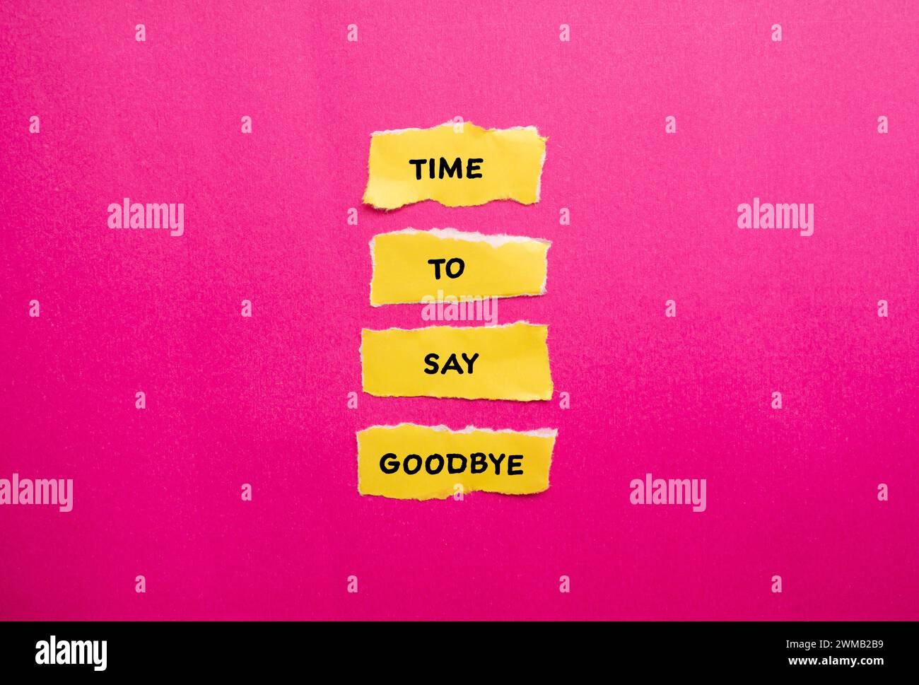 Es ist Zeit, sich von Worten zu verabschieden, die auf gelben zerrissenen Papierstücken mit rosa Hintergrund geschrieben sind. Konzeptsymbol. Kopierbereich. Stockfoto Es ist Zeit, sich von Worten zu verabschieden, die auf gelben zerrissenen Papierstücken mit rosa Hintergrund geschrieben sind. Konzeptsymbol. Kopierbereich. Stockfoto