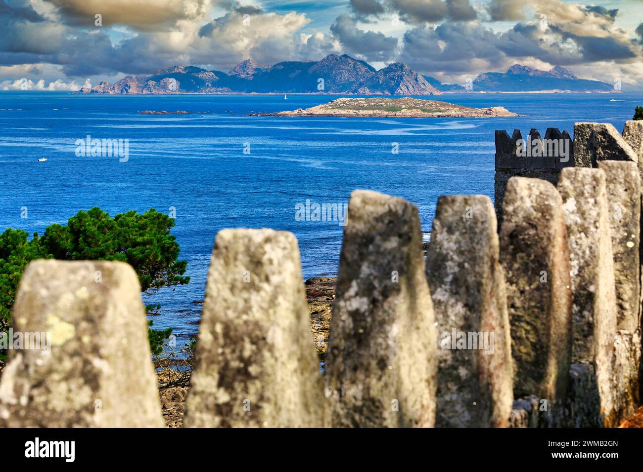 Monterreal Burg, Cies Inseln im Hintergrund, Baiona, Pontevedra, Galicien, Spanien Stockfoto