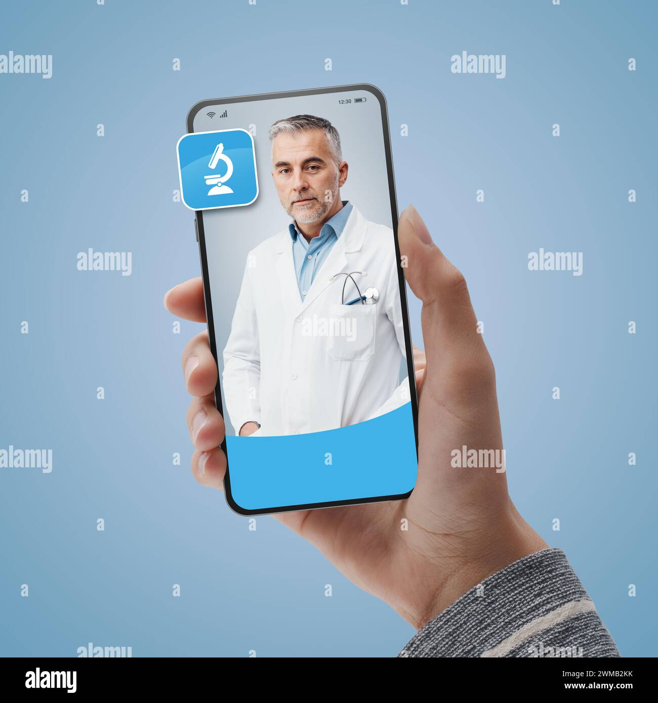 Online-Medizinischer Dienst und Telemedizin: Arzt gibt Ratschläge auf dem Smartphone-Bildschirm Stockfoto