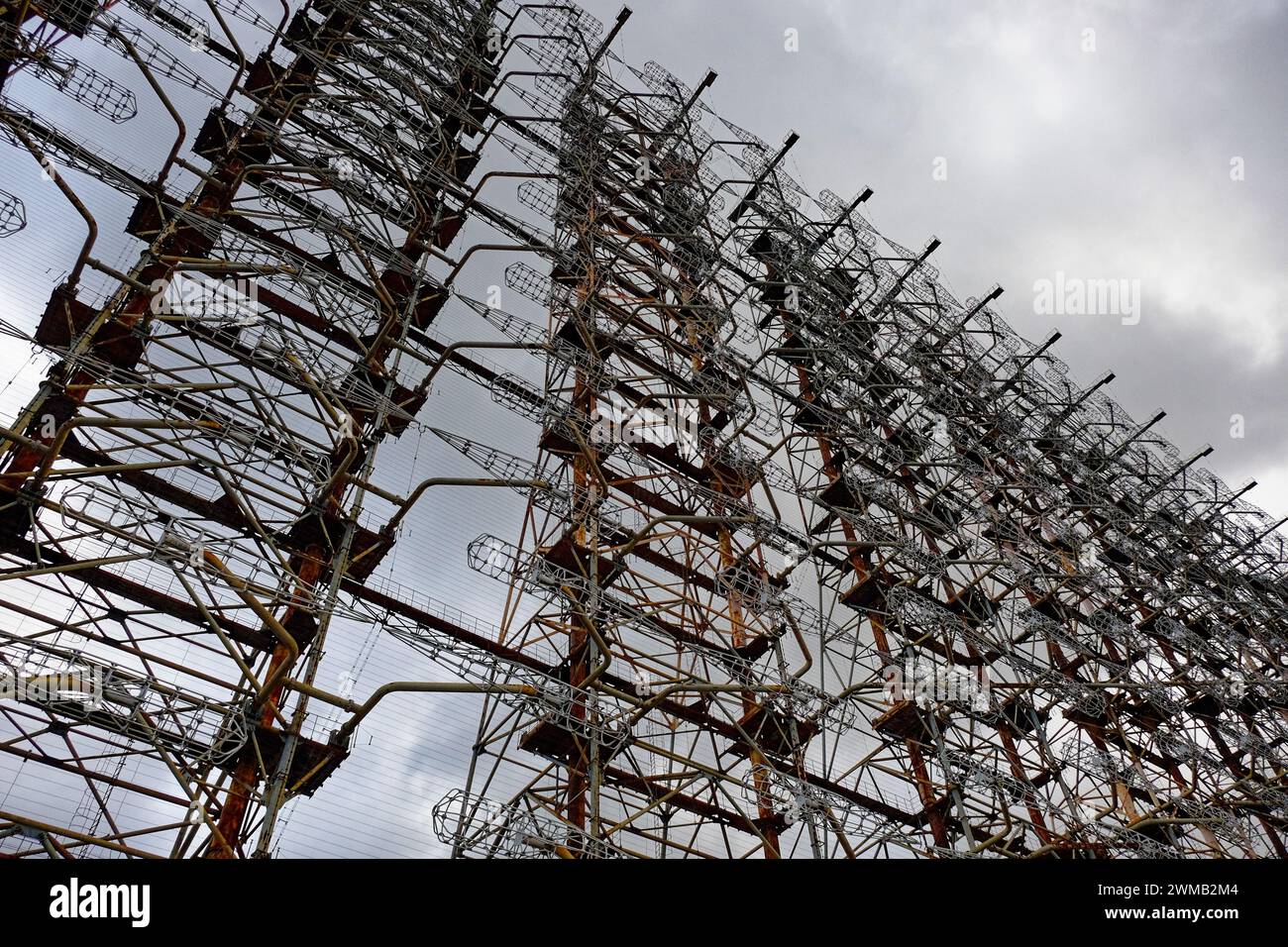 Hohe, rostige Gebäude mit einem komplexen Netzwerk von Drähten. Duga ist eine sowjetische Radarstation über dem Horizont für ein Frühdetektionssystem für den ICBM-Start Stockfoto