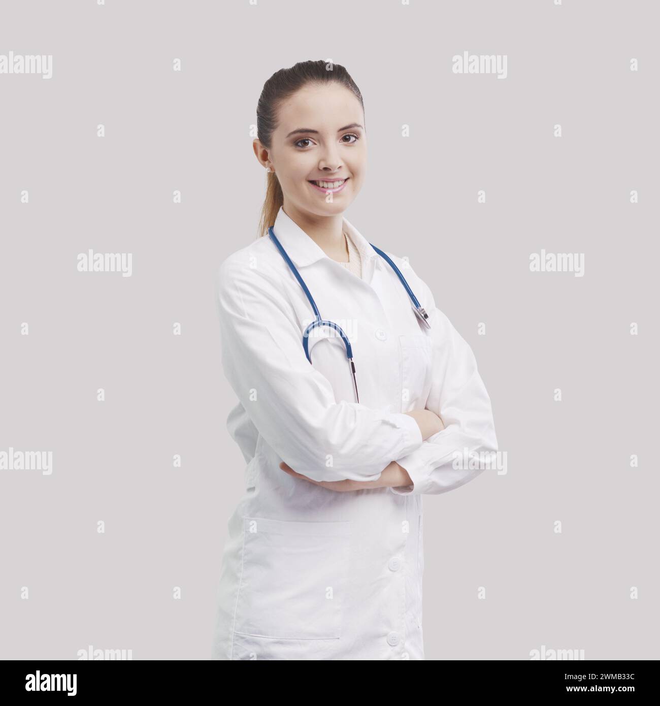 Porträt einer jungen Ärztin, die in die Kamera lächelt, medizinische Betreuung und Gesundheitskonzept Stockfoto
