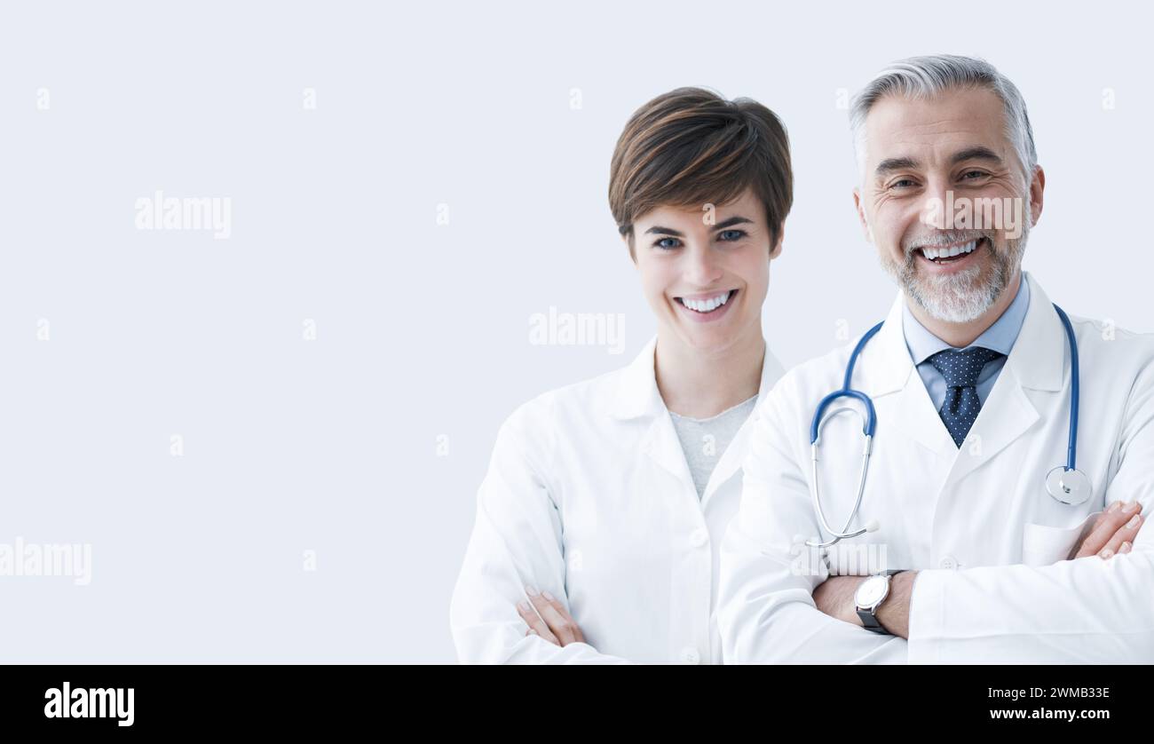 Professionelles medizinisches Team posiert zusammen und lächelt, Konzept der medizinischen Versorgung und der medizinischen Versorgung, Kopierraum Stockfoto