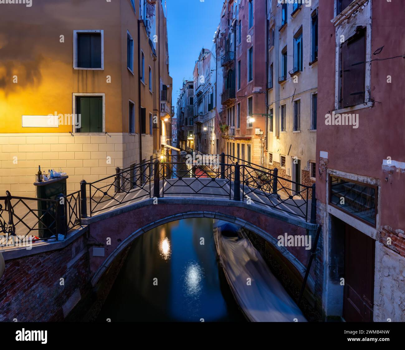 Kanal und Brücke in Venedig bei Sonnenuntergang Stockfoto