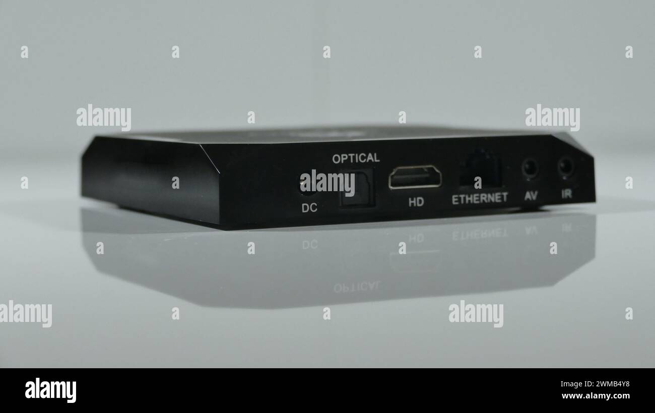 Flat TV Set-Top-Box mit HDMI, Strom- und Netzwerksteckdosen Stockfoto
