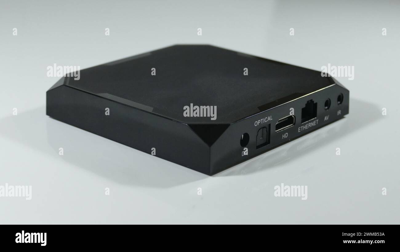 USB-Anschlüsse, Strom- und Ethernet-Anschlüsse an einer Seitenwand der neuen TV-Box Stockfoto