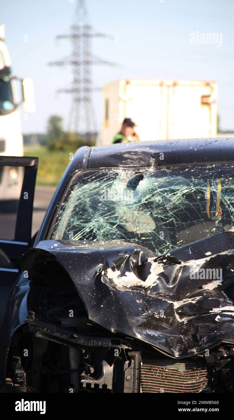 Eine zerknitterte Motorhaube, eine gebrochene Windschutzscheibe und Airbags in einem Auto nach einem Unfall Stockfoto