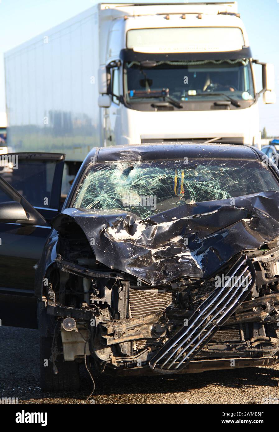 Die Folgen einer Hochgeschwindigkeitskollision zwischen Auto und LKW auf der Autobahn Stockfoto