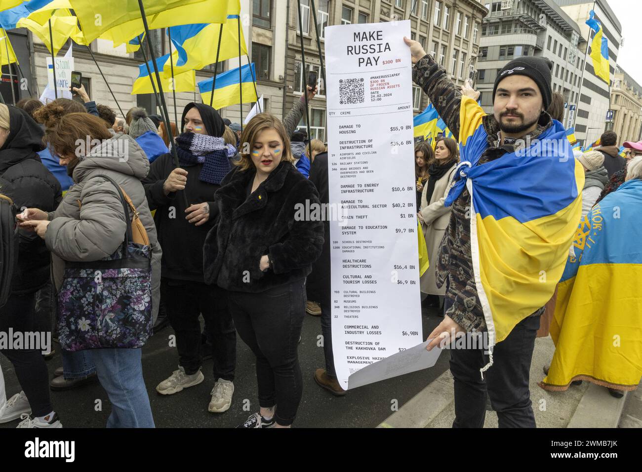 Brüssel, Belgien Februar 2024. Nationale Demonstration „die Welt hat sich verändert! Steh auf! Europa Schützen!“ Organisiert von Promote Ukraine, Sonntag, den 25. Februar 2024, in Brüssel, zwei Jahre nach Beginn des Konflikts zwischen der Ukraine und Russland. BELGA FOTO NICOLAS MAETERLINCK Credit: Belga News Agency/Alamy Live News Stockfoto
