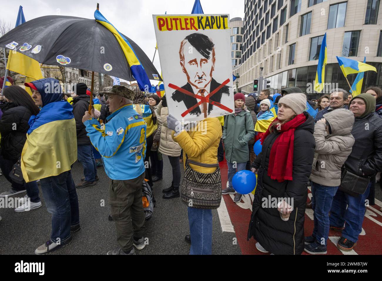 Brüssel, Belgien Februar 2024. Nationale Demonstration „die Welt hat sich verändert! Steh auf! Europa Schützen!“ Organisiert von Promote Ukraine, Sonntag, den 25. Februar 2024, in Brüssel, zwei Jahre nach Beginn des Konflikts zwischen der Ukraine und Russland. BELGA FOTO NICOLAS MAETERLINCK Credit: Belga News Agency/Alamy Live News Stockfoto