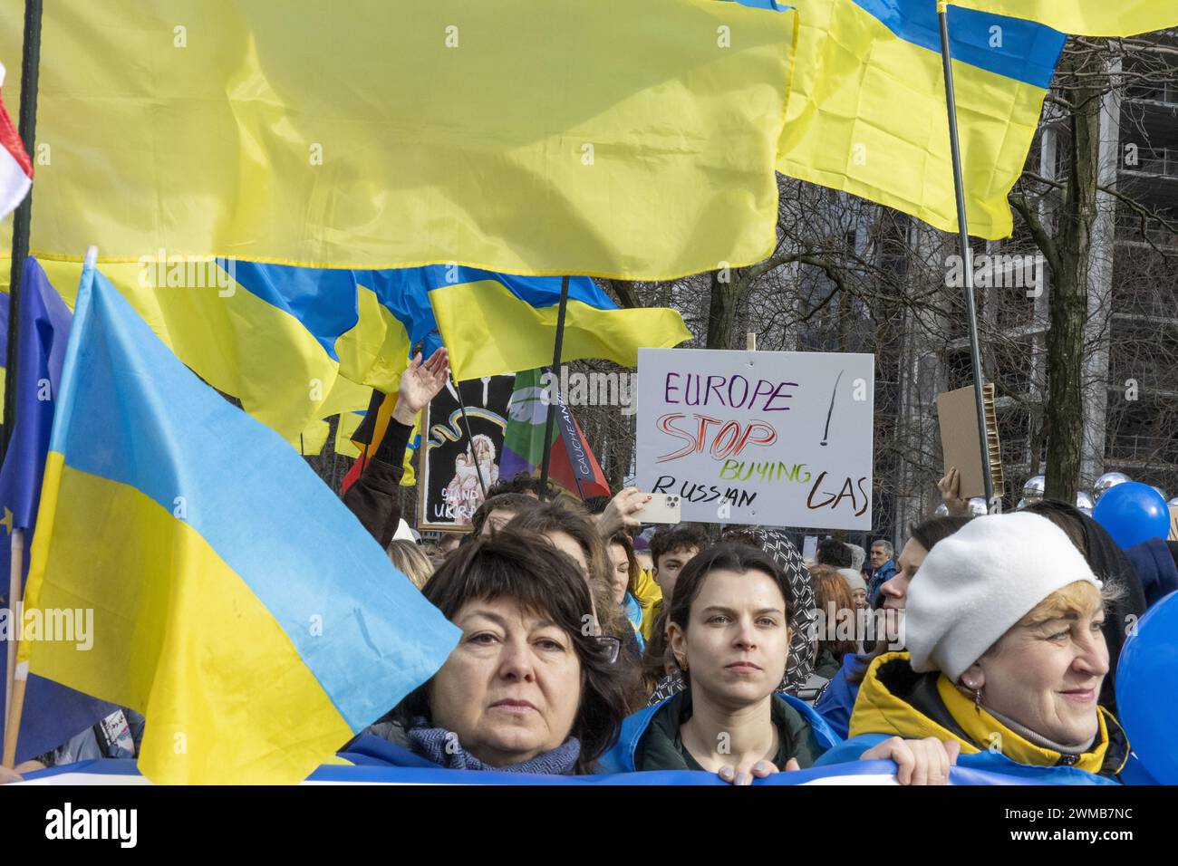 Brüssel, Belgien Februar 2024. Nationale Demonstration „die Welt hat sich verändert! Steh auf! Europa Schützen!“ Organisiert von Promote Ukraine, Sonntag, den 25. Februar 2024, in Brüssel, zwei Jahre nach Beginn des Konflikts zwischen der Ukraine und Russland. BELGA FOTO NICOLAS MAETERLINCK Credit: Belga News Agency/Alamy Live News Stockfoto
