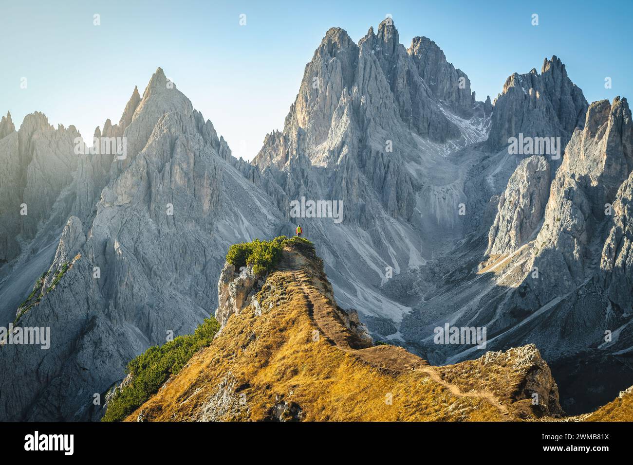 Einer der berühmtesten und meistbesuchten Wanderwege mit Fotogelegenheit in den Dolomiten. Wanderweg und toller Ausblick in die Berge, Dolomiten, Italien, Euro Stockfoto