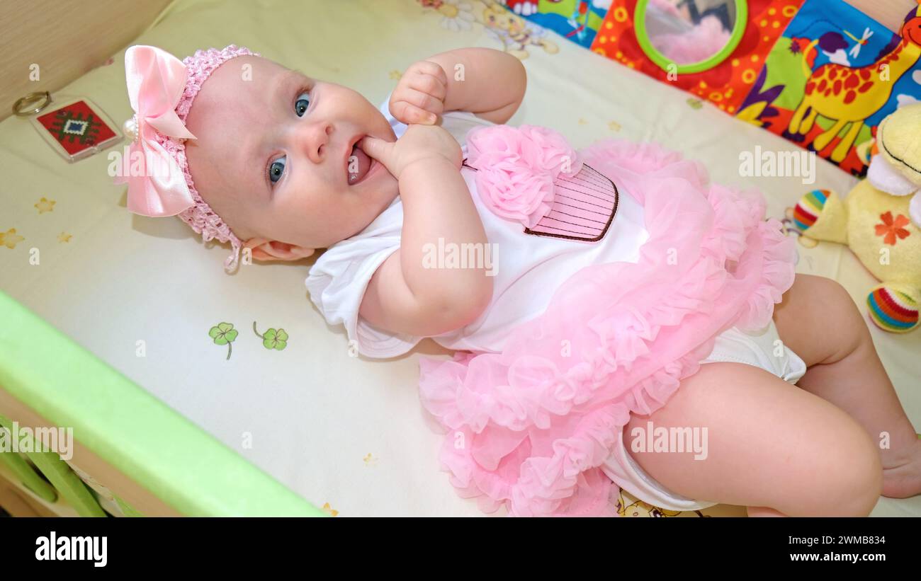 Süßes Babykleid mit Muffin Stockfoto