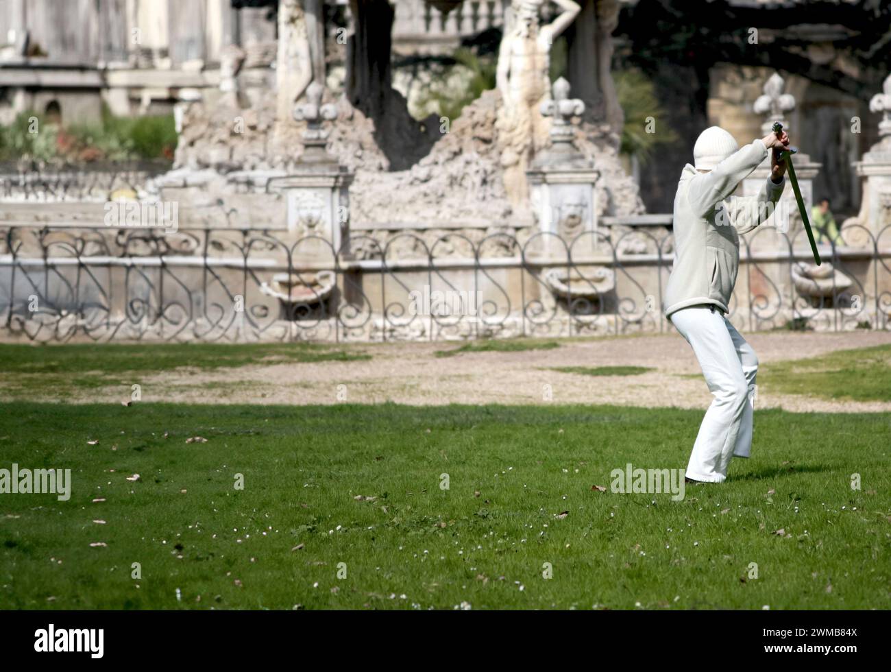 Kampfkünstlertraining mit Präzision in einer historischen Outdoor-Umgebung Stockfoto