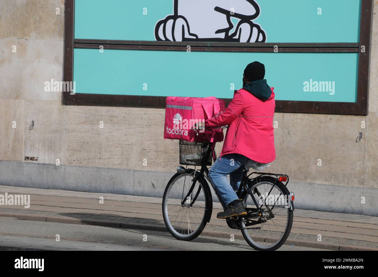 Kopenhagen, Dänemark /25. Februar 2024/. Fooddora Lieferbiker in der dänischen Hauptstadt. (Photo.Francis Joseph Dean/Dean Pictures) Stockfoto