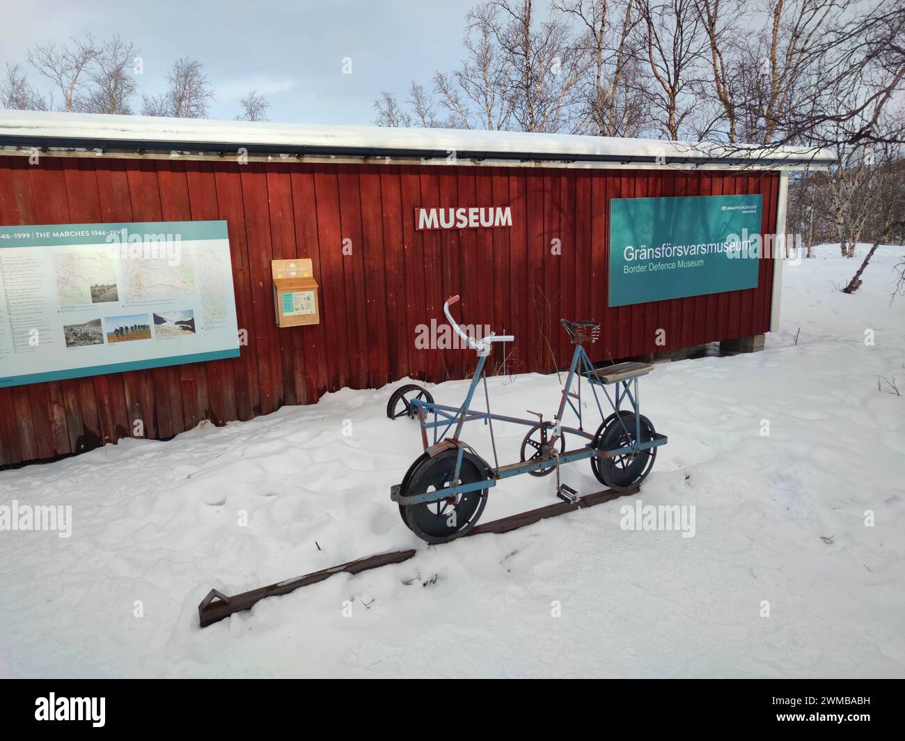 Border Defense Museum mit dem Schienenfahrrad im Vordergrund. Gelegen im Abisko-Nationalpark, Schweden. Stockfoto