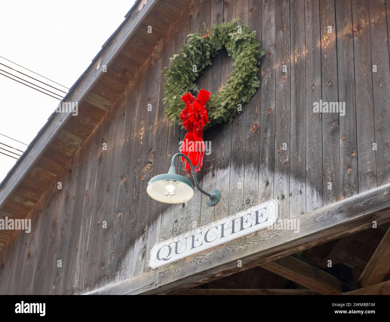 Weihnachtskranz über einer überdachten Brücke in Quechee, Vermont Stockfoto